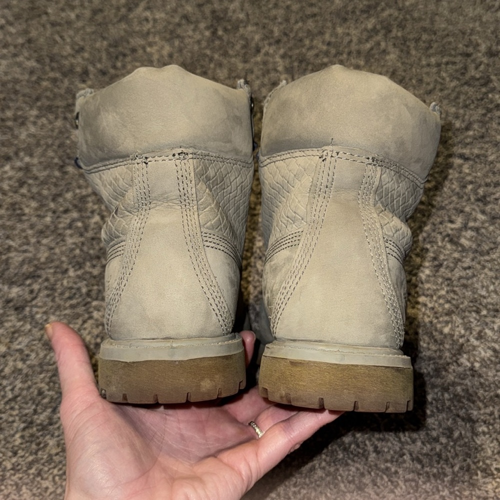 Woman’s 7.5 Timberland Gray Leather Boots - Picture 4 of 9